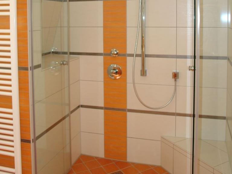 seniorengerechte Dusche mit Sitz