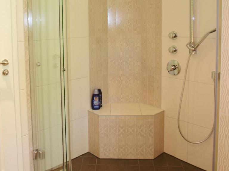 seniorengerechte Dusche mit Sitzmöglichkeit