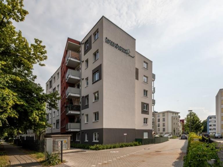 Einfahrt Mehrfamilienhauskomplex