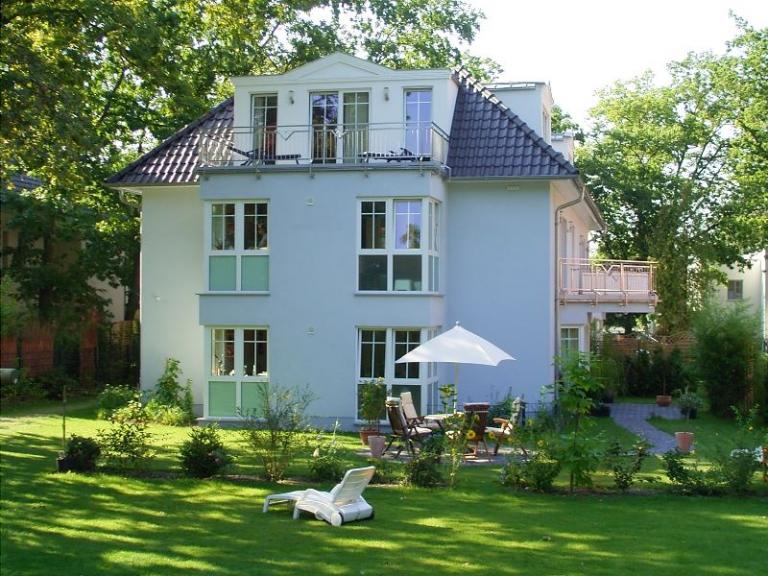 exklusives Mehrfamilienhaus Gartenansicht