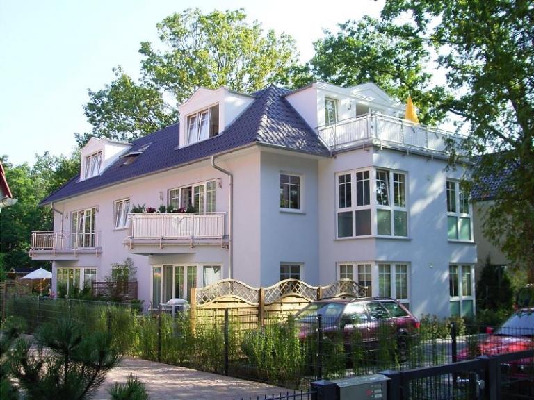 exklusives Mehrfamilienhaus Strassenansicht
