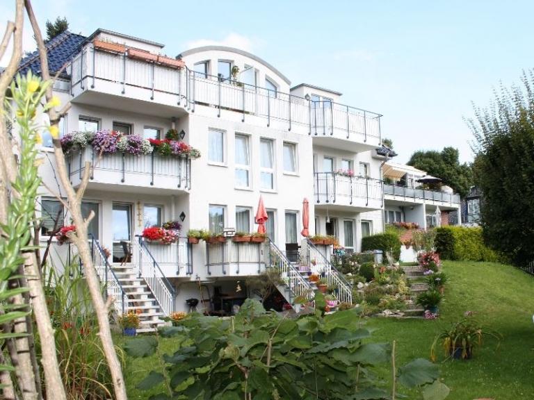 Mehrfamilienhaus Garten