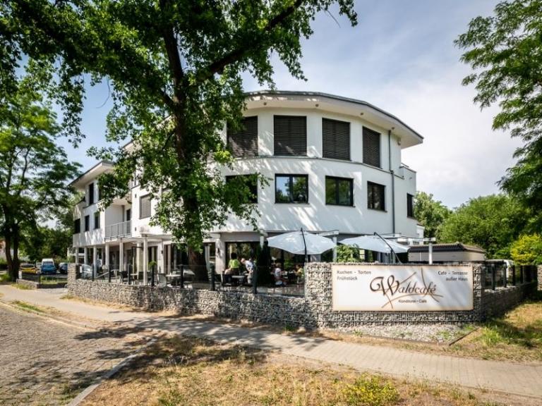 F+P Bürogebäude mit Café und Konditorei