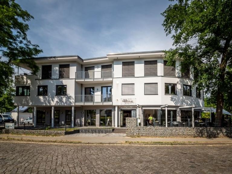 F+P Geschäftsgebäude Eingang Bemusterung und Café