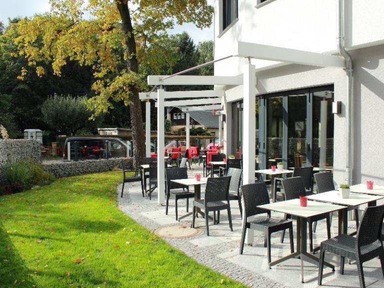 Caféterrasse mit Gabionenzaun